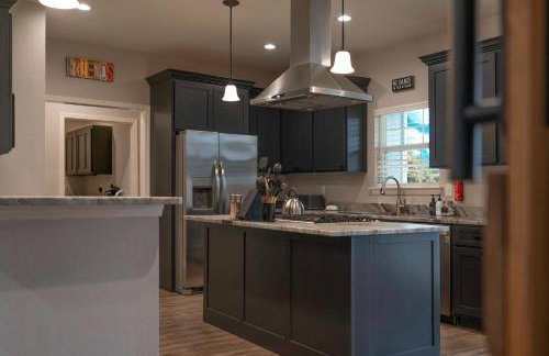 Game Barn, Cowboy Pool, 17ft Movie Screen - sleeps 10 - Foto 11