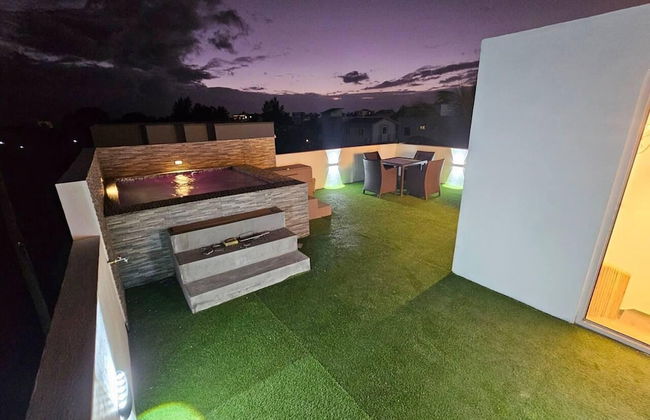 Rooftop Garden Jacuzzi Luxury Villa - Photo 31