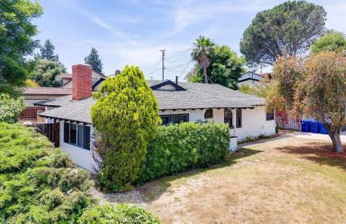 Charming 5 Bedroom Granada Hills House with Pool - Foto 35