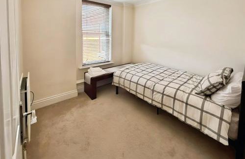 Spacious 3 bed Apt with parking near Harborne High Street - Photo 4
