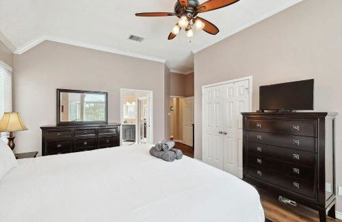 DFW Getaway - 4 Bedrooms Pool Oasis Media Room - Photo 20