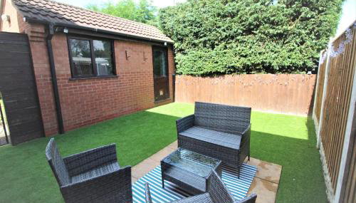 3 Bed Semi - Sleeps 5 - Private Garden & Parking - Quiet Cul De Sac Location - Dog Friendly - Fast Wifi - Close to Motorway Access - Foto 2, Garden