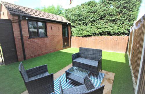 3 Bed Semi - Sleeps 5 - Private Garden & Parking - Quiet Cul De Sac Location - Dog Friendly - Fast Wifi - Close to Motorway Access - Foto 2