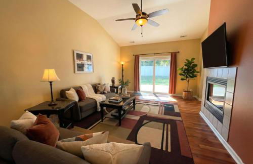 Relaxing Ranch With 1 King and 2 Queens Fast Wifi - Foto 10