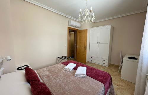 Casa grande de tres plantas con parking gratis - Foto 13