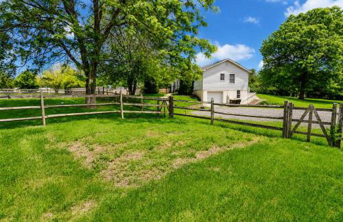 Spacious & Serene Family Gem: Games, Office, Yard! - Foto 32