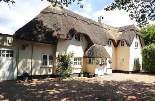 Beautiful Character 5 Bedroom Dorset Thatched Cottage - Great Location - Garden - Parking - Fast WiFi - Smart TV - Newly decorated - sleeps up to 10! Only 18 mins drive to Sandbanks Beach! Close to Bournemouth & Poole - Photo 1