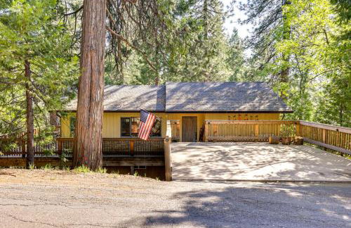 Cozy Mi-Wuk Village Cabin with Deck! - Foto 27