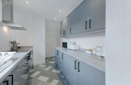 Spacious 4BR on Leafield Rd - Photo 13