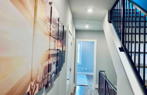 Luxe Penthouse with Private Parking & Rooftop w TV - Foto 28