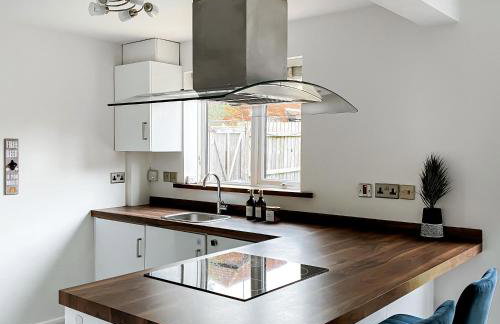 4 bed family home wifi, netflix, parking, close to wicksteed park - Photo 1