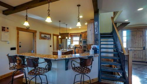 Scenic Mountain Cabin with Creekside Deck & Outdoor Fireplace near North Meadow Creek, Montana - Foto 4