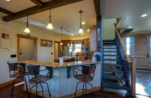 Scenic Mountain Cabin with Creekside Deck & Outdoor Fireplace near North Meadow Creek, Montana - Foto 4