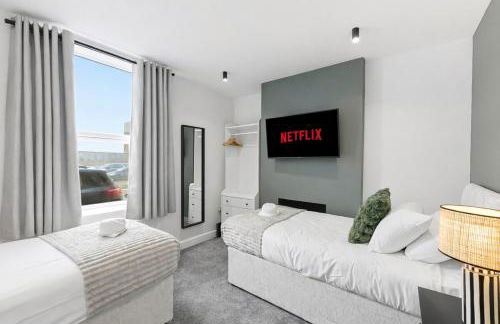 Unique 5 Bedroom 4 Bathroom House with Self-Contained-Studio - Excellent Location - Pool Table, Super-Fast Wifi, Smart TV and Self-Check-In by Yoko Property - Photo 10