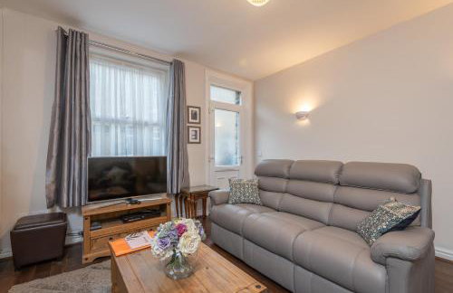 Sleeps 5 - 3 Bedrooms - walk to the square hosted Happy Valley cast - Foto 20