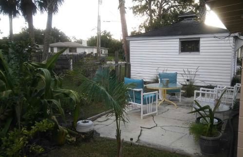 1 Beige Cozy Bungalow or 1 White Cozy Efficiency Cottage in Titusville - Foto 35