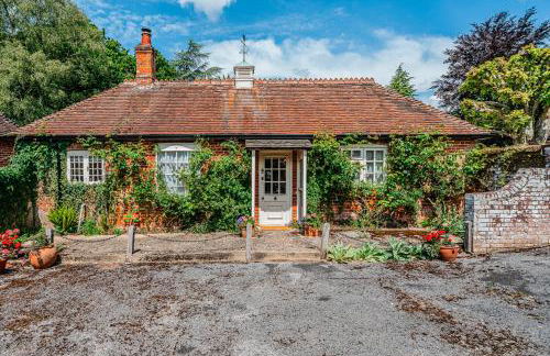 Beautiful Riverside Cottage with Large Garden, 2BR - Photo 22