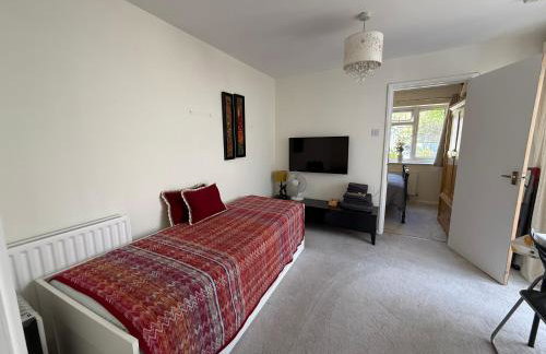 Cosy Apartment with Private Access and Kitchenette in Guildford - Photo 1