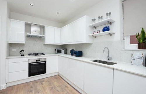 Newly Renovated Modern 4 Bed 3 Bath Apartment London - Foto 50