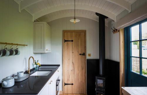 Oak Tree Shepherds Hut Chatsworth Estate - Photo 7