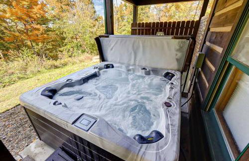 Large Log Cabin Chalet w/ Hot Tub - Horses & Lake! - Foto 13