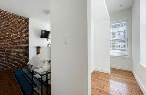 Historic 1900s Townhome with a Modern Flair - Foto 25