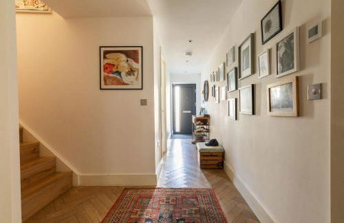 Stylish Family Home with Garden - Foto 34