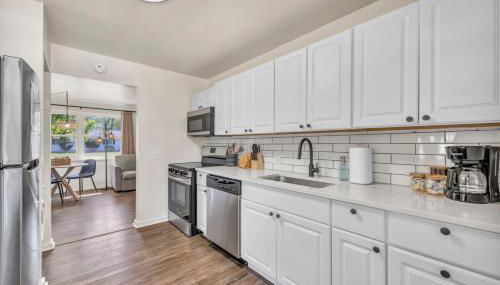 Fenced & Pet-Friendly! Modern 2BR Retreat! CLE-BW - Foto 4