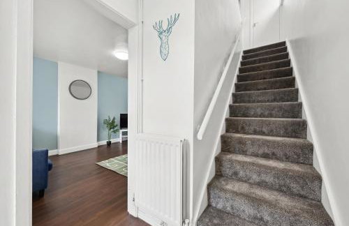 Modern 3BR, Sleeps 6, Great for groups, free parking, fast WiFi - Foto 23