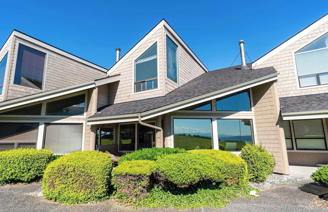 Beachcomber's Bliss by Avantstay Steps to the Beach Ocean Views - Photo 36