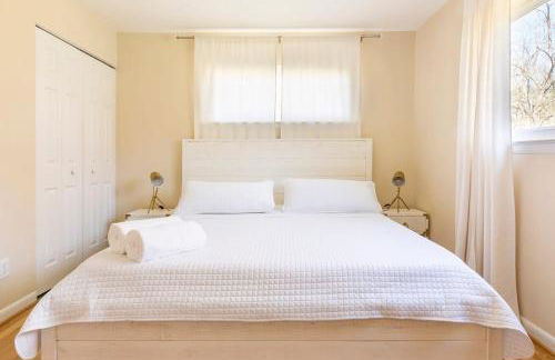 5 bedrooms with 4 Full Bath Fire Pit BBQ and Plush Amen on 1 2 acre - Photo 2