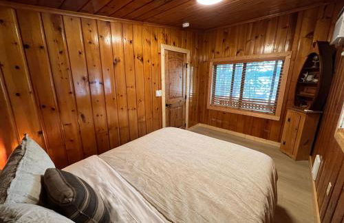 Rustic 1 bd 1 ba Cabin at New Waitts Lake Resort - Foto 21