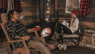Cozy Log Cabin with an Indoor Fireplace Located on 70 Forested Acres in Leicester, Vermont - Foto 2