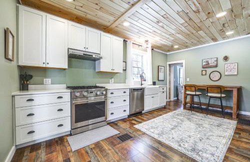 15 Mi to Canadian Border Home with Yard! - Foto 2