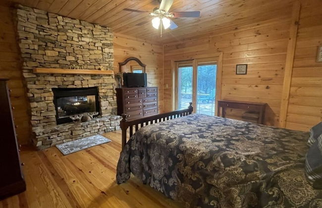 Deluxe log cabin! Pet and motorcycle friendly - enjoy nature with family and friends! 3 Bedroom Cabin by RedAwning - Foto 2