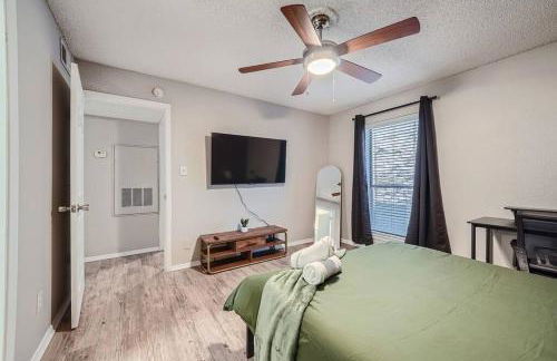 Chic 2B Getaway - 10min to DTWN - W/D, Pool, Prkg - Foto 30