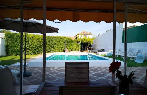 Chalet de Lujo con Piscina Privada cerca de Sevilla - Foto 2
