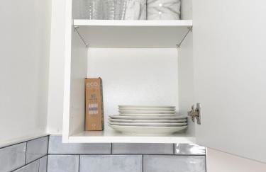 'The Elegant Comfort' - A Stunning Luxury 2-Bed Flat with Private Garden & Patio - Free Parking - Photo 17