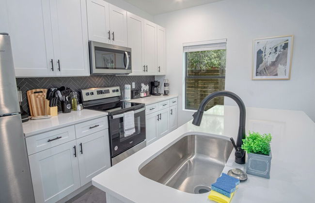 Gorgeous 3 BR 2 BA Near Amazing Downtown - Photo 11