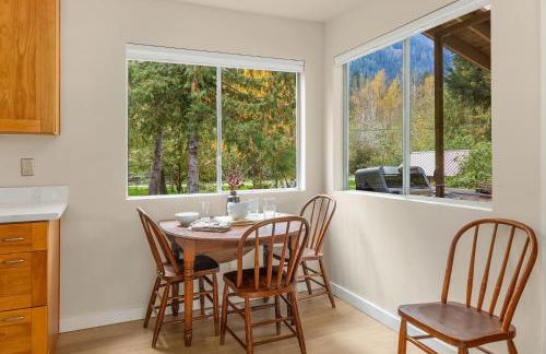 Riverfront Retreat Hot Tub Sauna Yard Gazebo and VIEWS - Foto 14