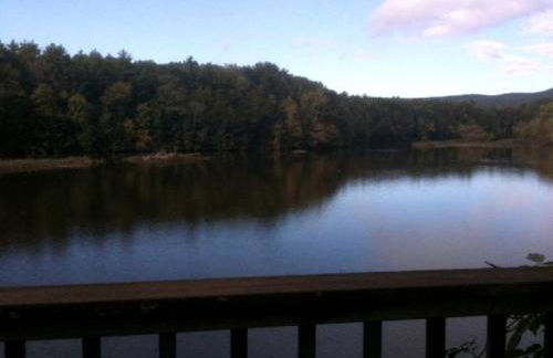 Riverfront Cabin with Beautiful Views of Housatonic River in Great Barrington, Massachusetts - Foto 6