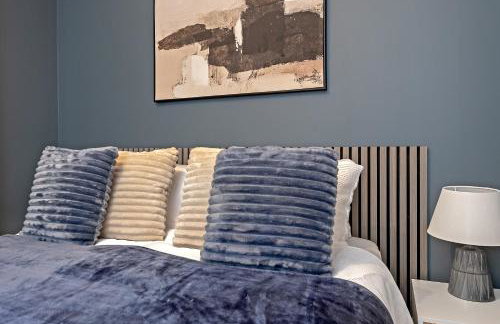 PRIME City Centre Location, THE JUKE BOX SUITE, Secure Gated FREE Parking Space, Unique STYLISH Apartment, AIR CONDITIONING & Two Bathrooms - Photo 32