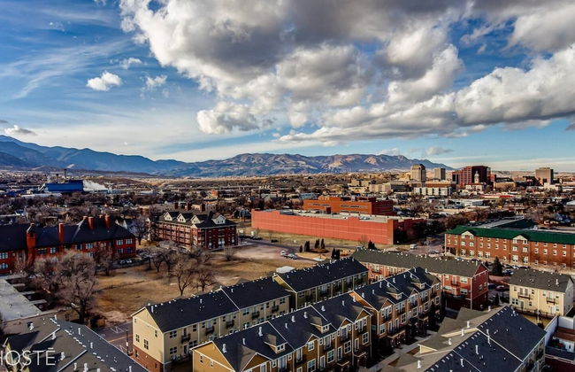 3BR Downtown Townhome /w Stunning Balcony Views! - Photo 33