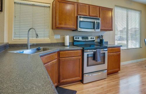 Fenced Backyard and Fire Pit Bright Peoria Home! - Foto 8