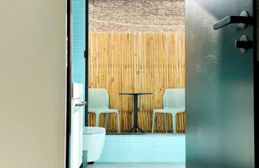 Room with a bathroom and private entrance door - Photo 18