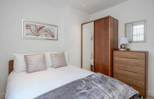 Elegant Epsom Modern Apartment - Photo 7