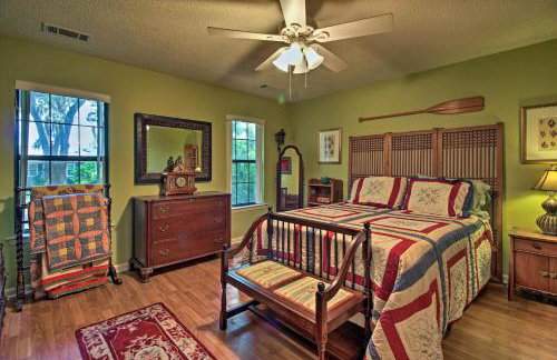 Waterfront Midway Home with Sunroom and Large Yard - Foto 13