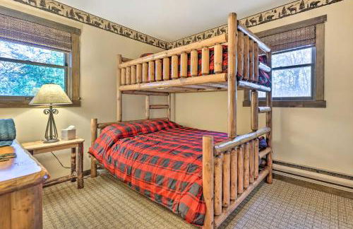 Deck and Forest Views Secluded Cresco Cabin! - Foto 13