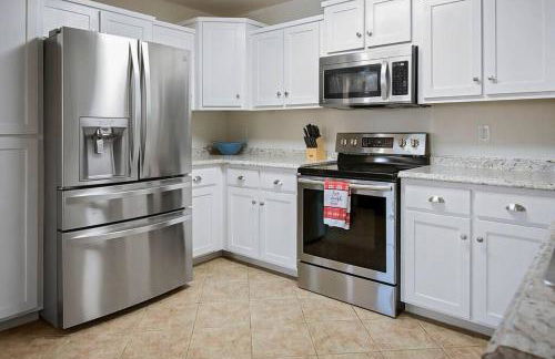 8 Mins to SPI Beach Spacious 3BR with Backyard - Foto 33