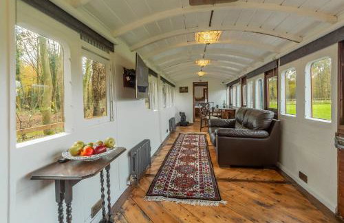 The Railway Carriage - Photo 2